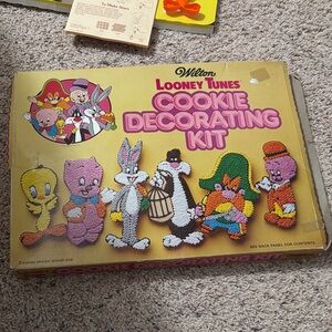 Vintage  Wilton Looney Tunes cookie decorating kit 1978